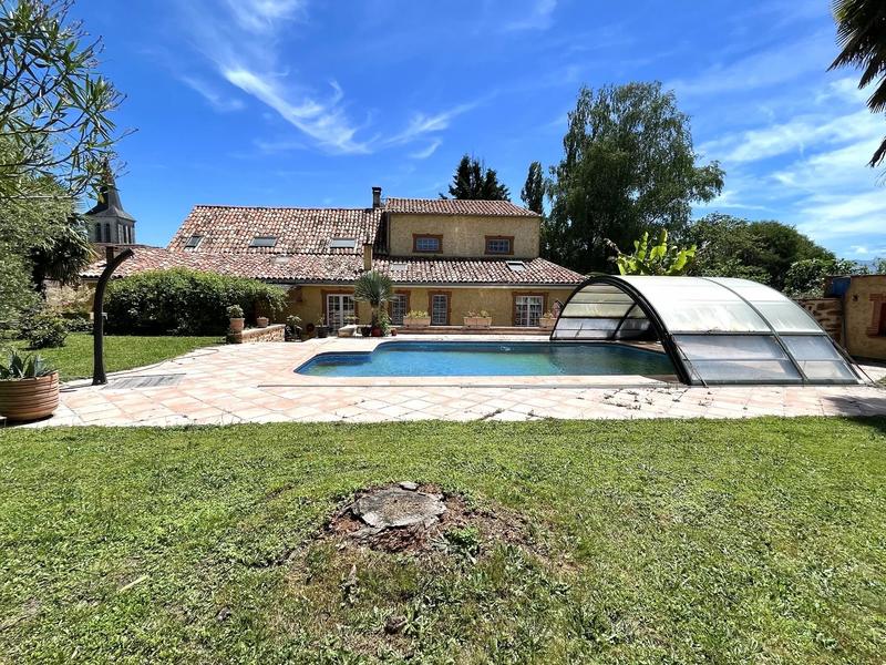 Maison traditionnelle - 248 m² - 10 pièces