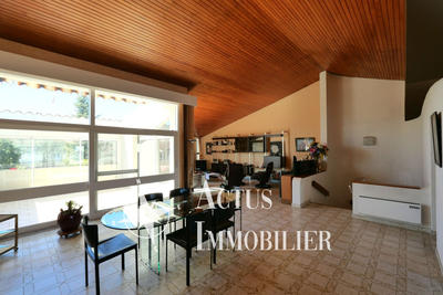 Maison - 242 m² - 8 pièces