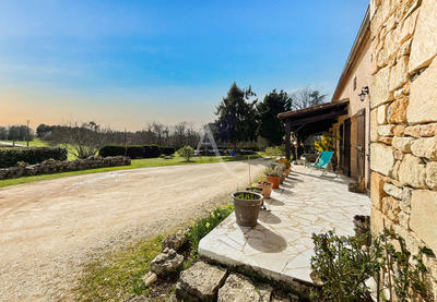 Maison - 230 m² - 7 pièces