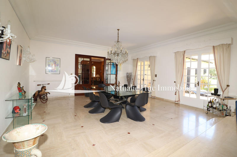 Maison - 280 m² - 8 pièces