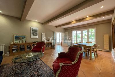 Maison - 256 m² - 8 pièces