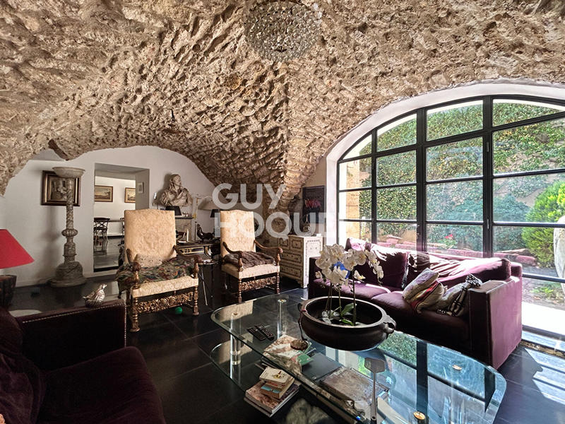 Maison - 270 m² - 10 pièces