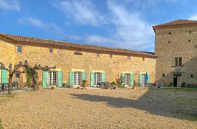 Mas - 896 m² - 25 pièces