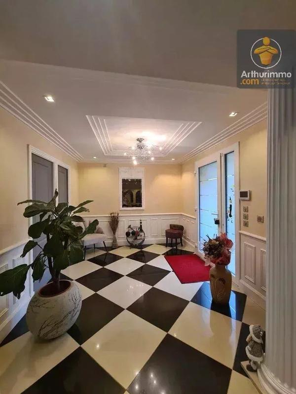 Maison - 230 m² - 7 pièces