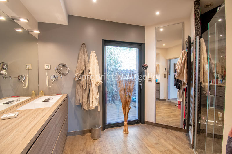 Maison - 210 m² - 9 pièces