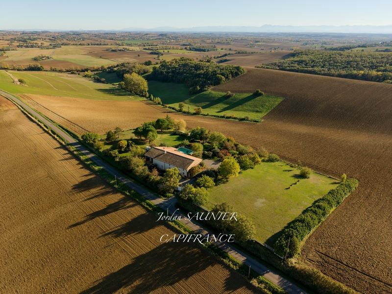 Maison traditionnelle - 372 m² - 8 pièces