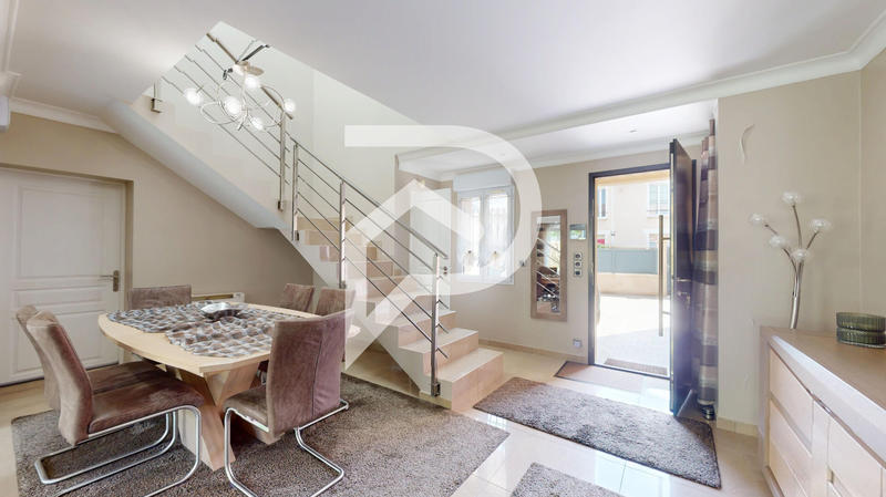 Maison - 235 m² - 8 pièces