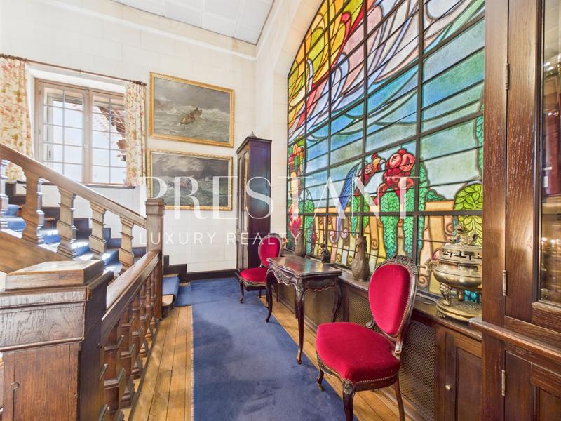 Maison - 470 m² - 15 pièces