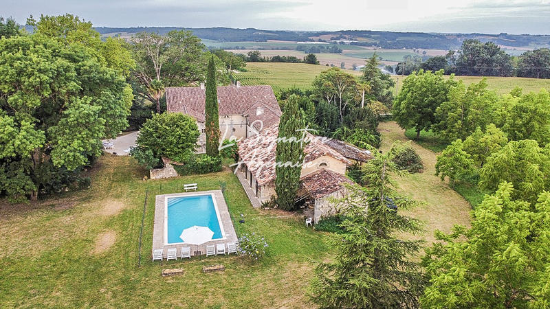 Propriété - 297 m² - 10 pièces