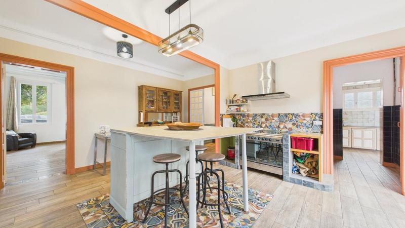 Maison - 256 m² - 9 pièces