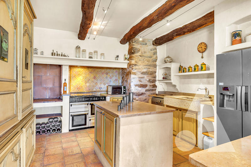 Maison - 640 m² - 18 pièces