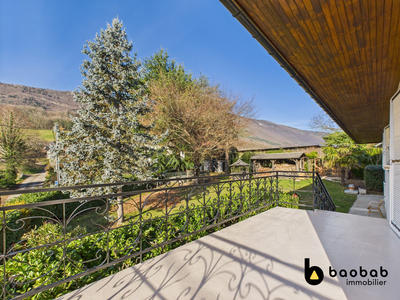 Maison traditionnelle - 240 m² - 7 pièces