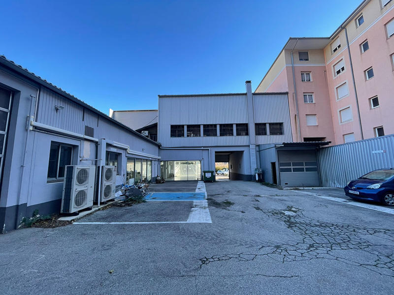 Local commercial - 1 500 m²