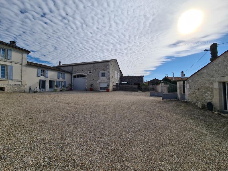 Propriété - 460 m² - 14 pièces