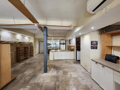 Local commercial - 180 m² - 6 pièces