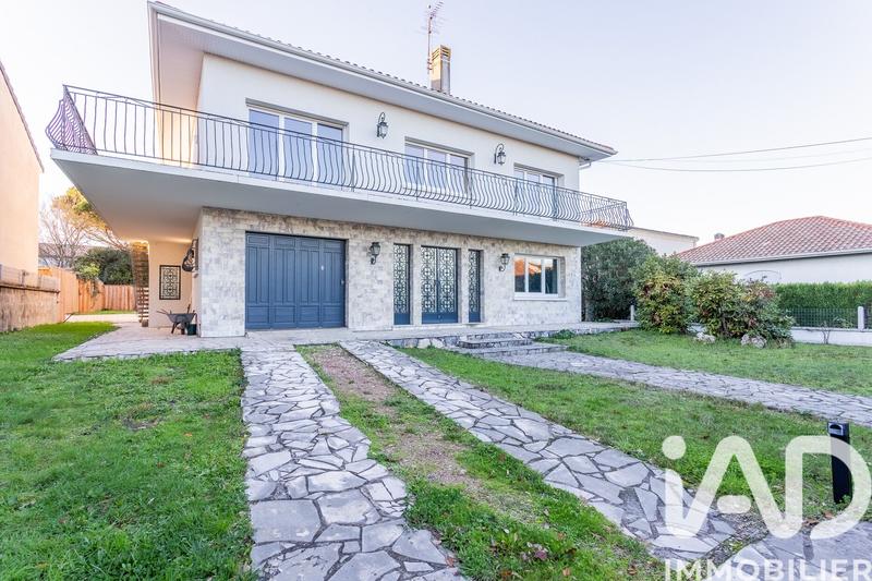 Maison - 208 m² - 8 pièces