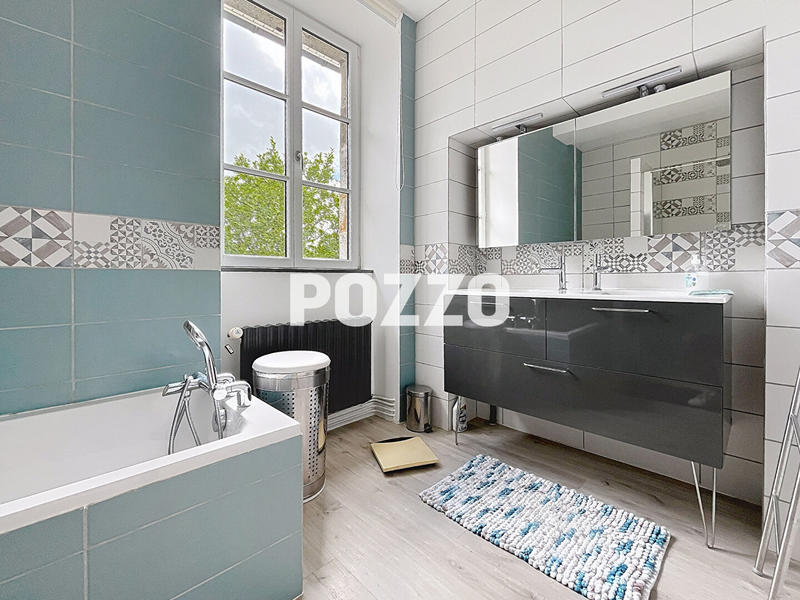 Maison - 240 m² - 9 pièces