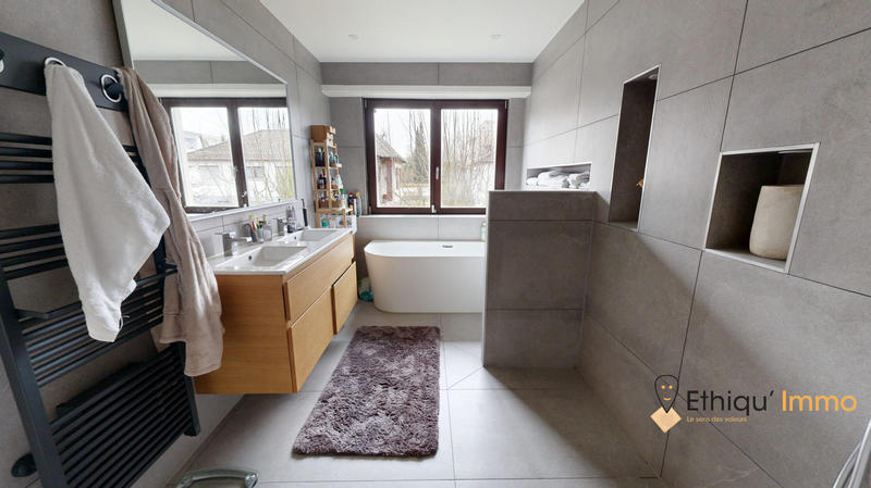 Maison - 210 m² - 6 pièces