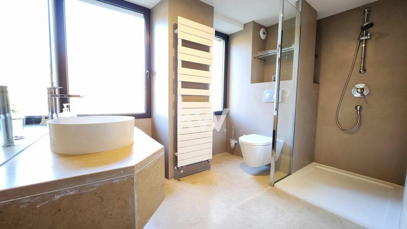 Maison - 600 m² - 10 pièces