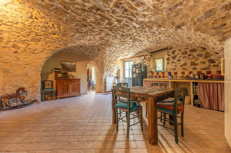 Mas - 445 m² - 12 pièces