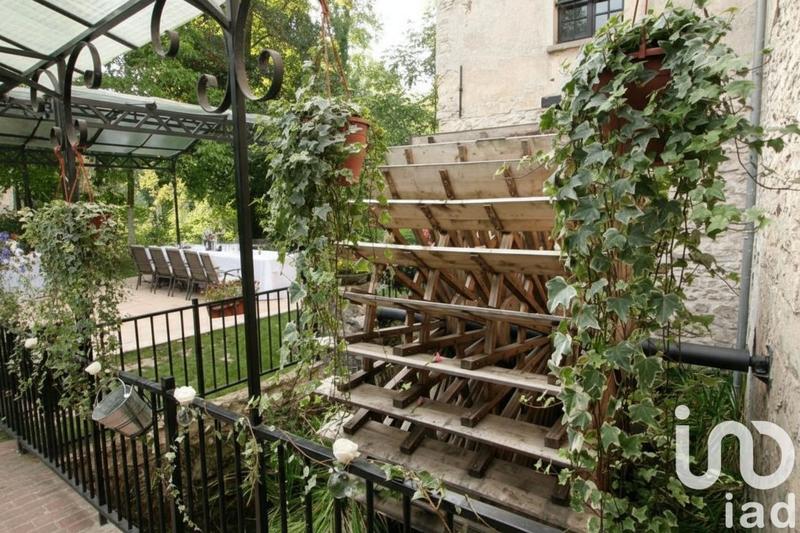 Maison - 1 610 m² - 18 pièces