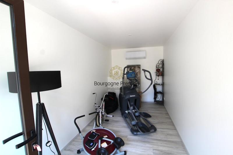 Propriété - 250 m² - 9 pièces