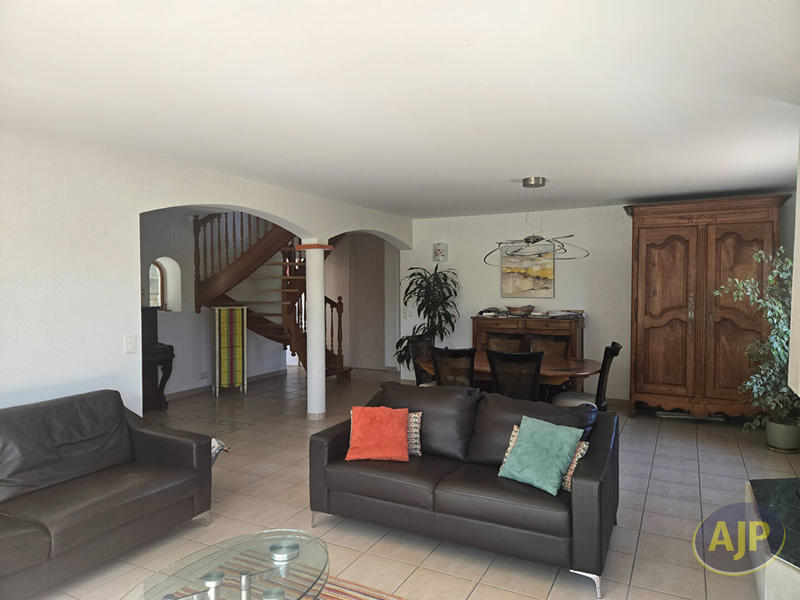 Maison - 166 m² - 7 pièces