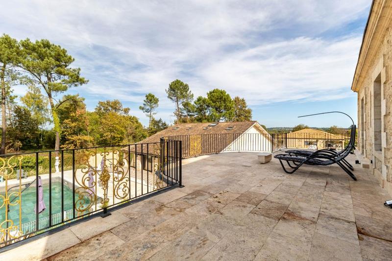 Propriété - 900 m² - 25 pièces