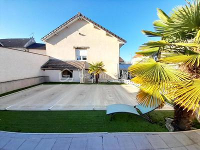 Maison - 270 m² - 12 pièces