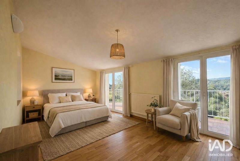 Maison - 215 m² - 5 pièces