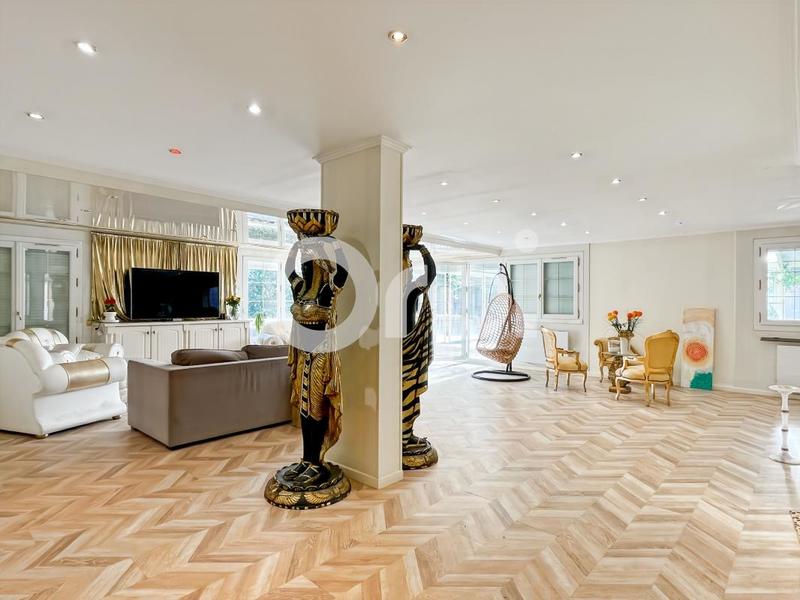 Propriété - 320 m² - 6 pièces