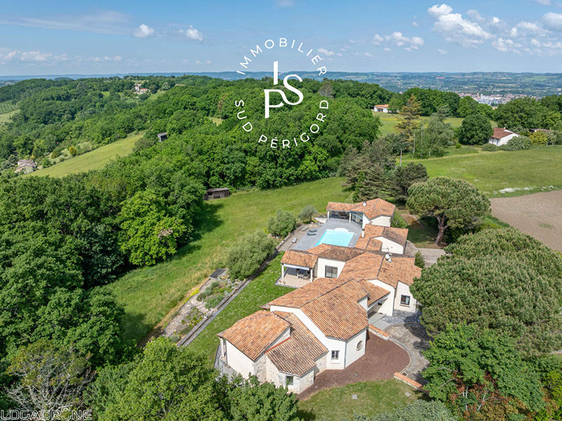 Maison - 242 m² - 9 pièces