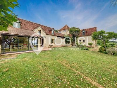 Maison - 220 m² - 8 pièces