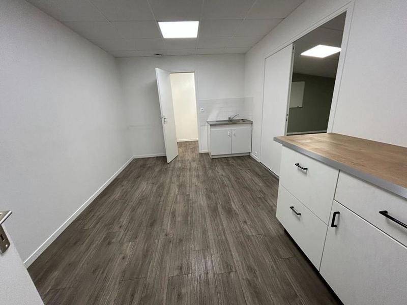 Local d'activité / Entrepôt - 760 m² - 19 pièces