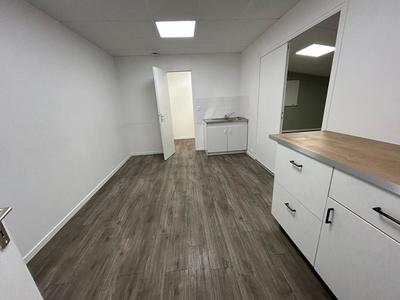 Local d'activité / Entrepôt - 760 m² - 19 pièces