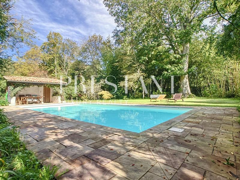 Maison - 415 m² - 10 pièces