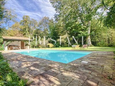 Maison - 415 m² - 10 pièces