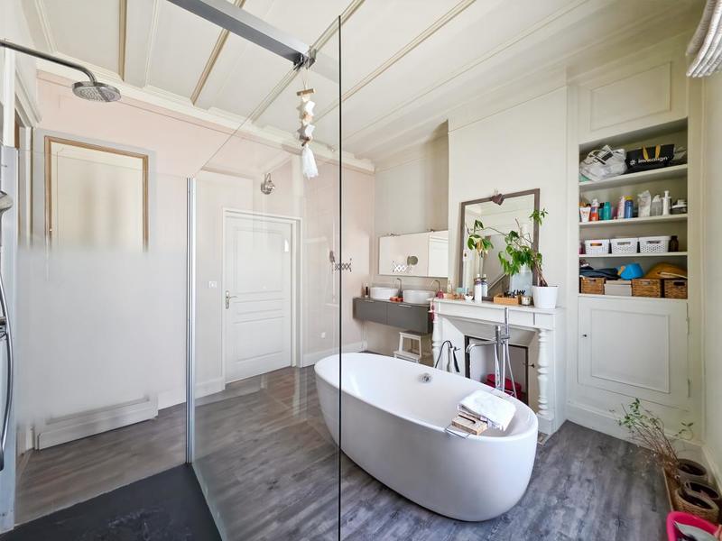 Maison - 235 m² - 9 pièces