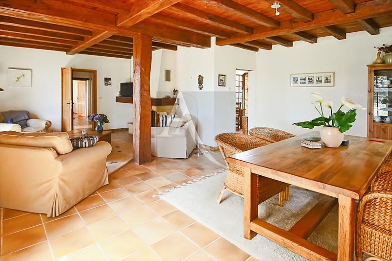 Maison - 197 m² - 9 pièces