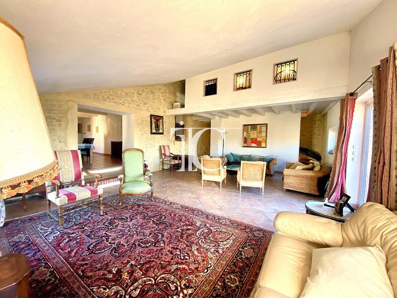 Maison - 273 m² - 8 pièces