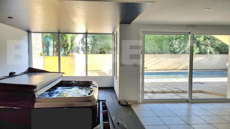 Maison - 295 m² - 9 pièces