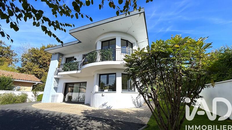 Maison - 225 m² - 8 pièces