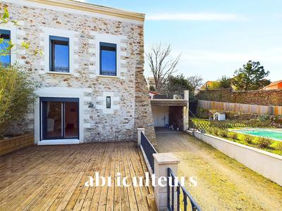 Maison - 220 m² - 7 pièces