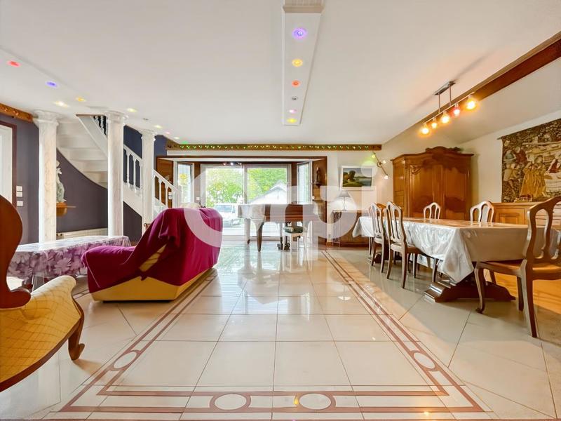 Maison - 220 m² - 6 pièces