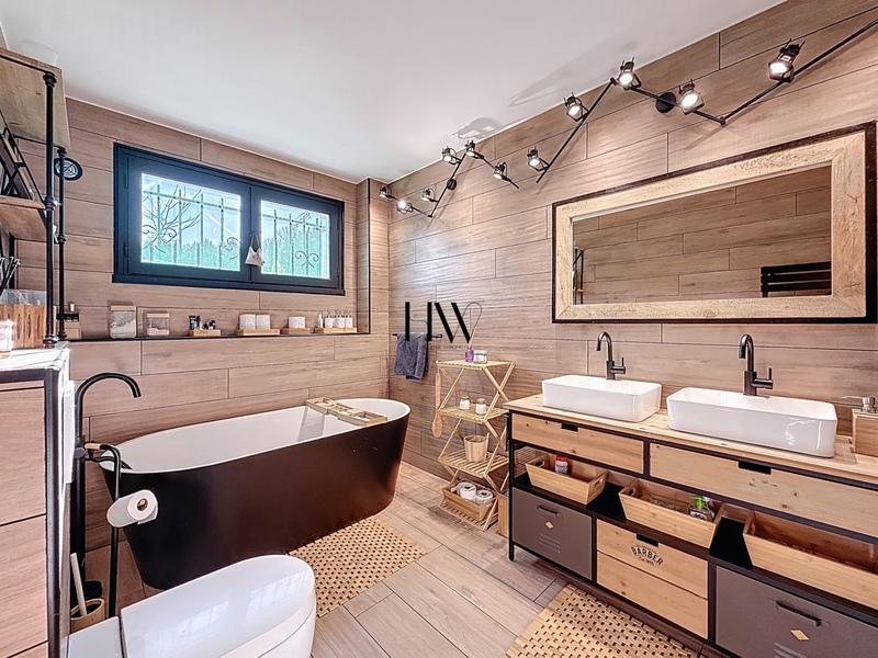 Maison - 176 m² - 8 pièces