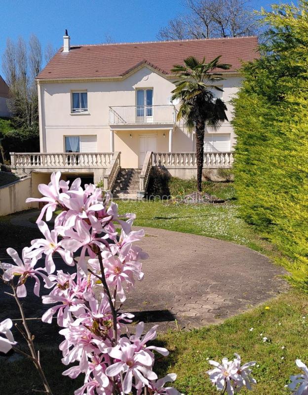 Demeure - 241 m² - 8 pièces