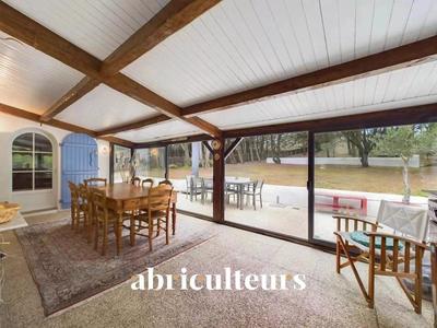 Villa - 235 m² - 8 pièces