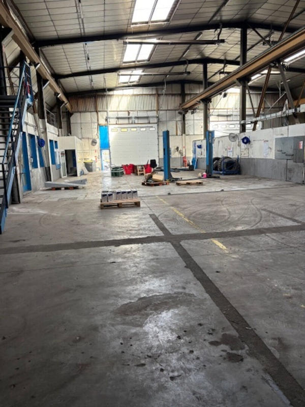 Local d'activité / Entrepôt - 1 100 m²