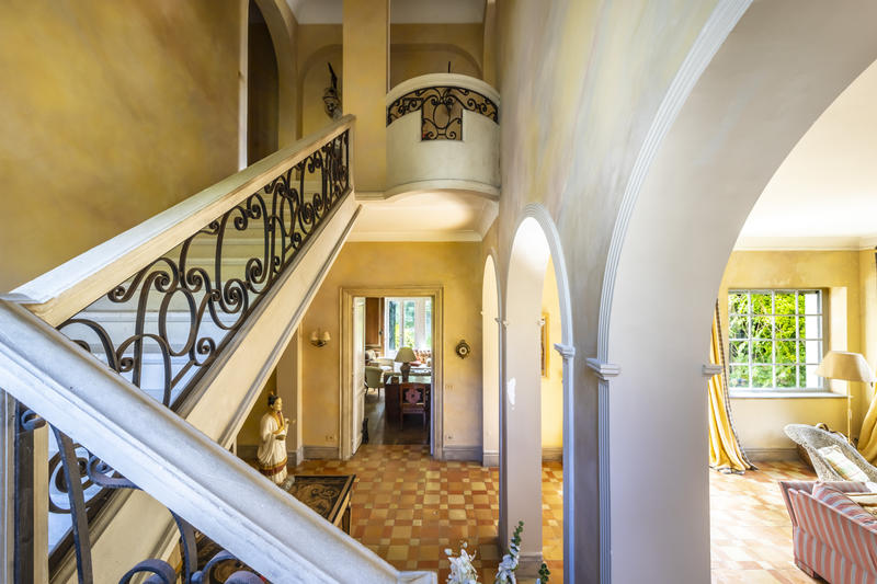 Propriété - 665 m² - 13 pièces