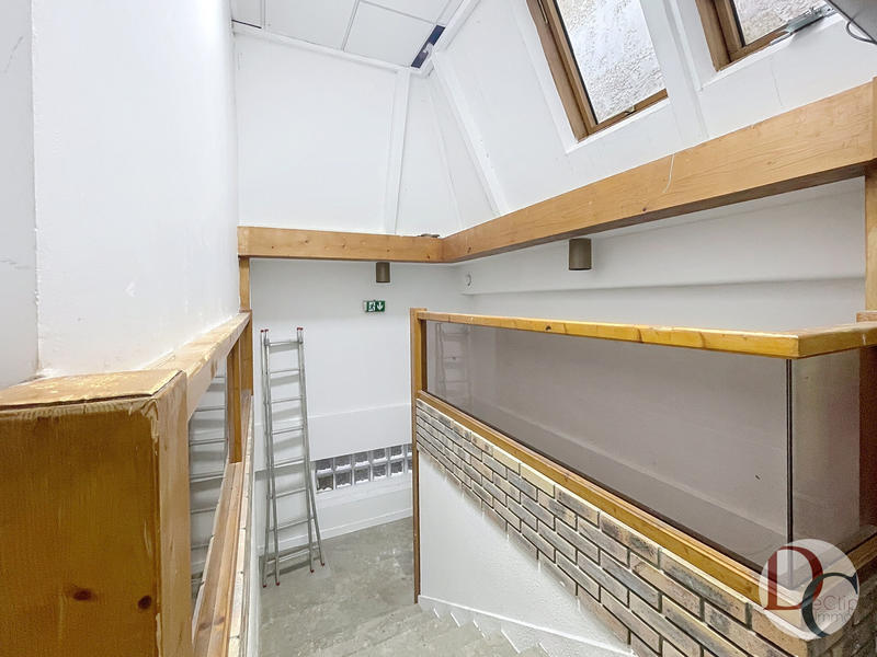 Local commercial - 210 m² - 9 pièces